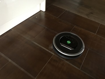 Der Saugroboter iRobot Roomba 871 auf Fliesen