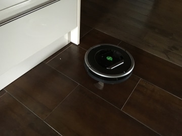 Roomba 871 in der Küche auf Fliesen