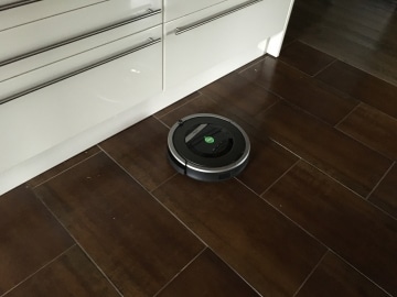 Saugroboter iRobot Roomba 871 auf Fliesen