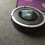 Staubsauger Roboter Roomba auf Kurzflor Teppich