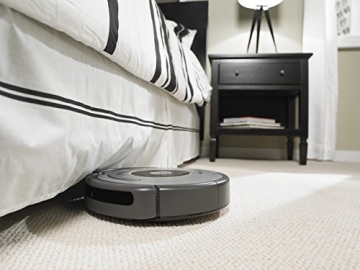 Reinigung unter dem Bett mit dem iRobot Roomba 615